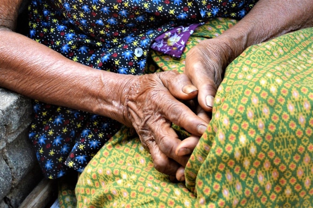 mains de vieille dame